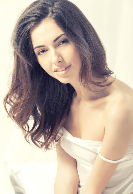 Nadine B in Lurra for Met-Art