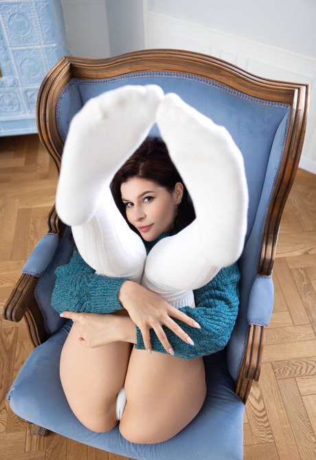 Pandora Red in Cozy Curvy for Met Art - 5 of 12