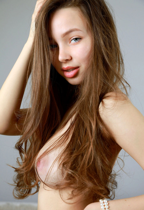 Charlize in Lisse for Met-Art by Matiss - 4 of 12