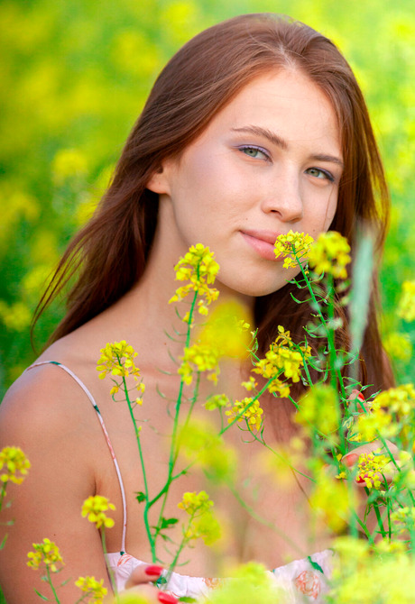 Brace yourself for teen Melania as she removes dress in the fields and flaunts tan lines - 4 of 12
