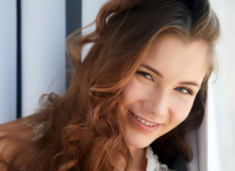 Mesmerizing babe Mary Rock spreads nice ass after some feet teasing - 3 of 12