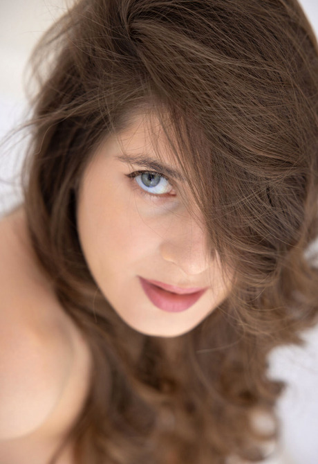 Brunette babe Luna Pica seduces you with sexy feet and small tits - 12 of 12