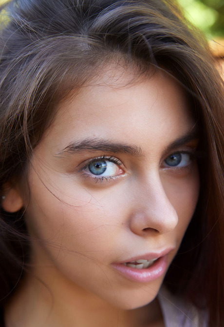 Sublime beauty Foxy Alissa getting naked and teasing outdoors - 9 of 16