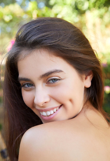 Sublime beauty Foxy Alissa getting naked and teasing outdoors