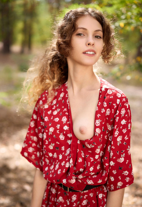 Slender erotic nude Lisa Bon teasing outdoors in nature - 2 of 16