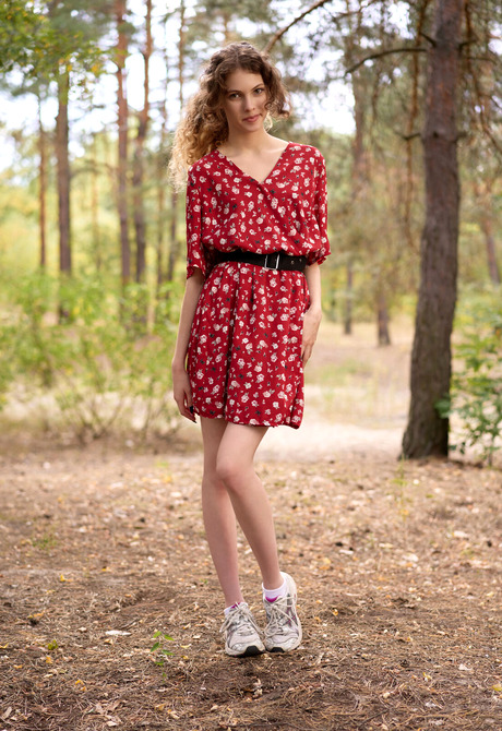 Slender erotic nude Lisa Bon teasing outdoors in nature