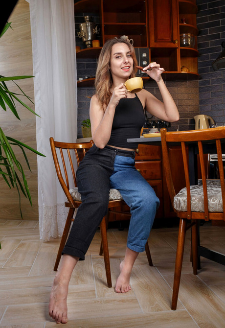 Skinny perky babe Lolli Spring mesmerizes you with perfect ass in kitchen - 2 of 12