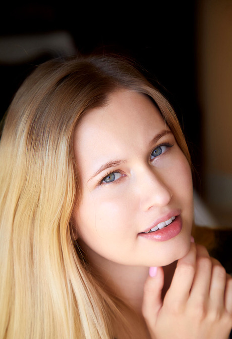 Glamorous busty blonde Stella Cardo sharing curvy naked body - 3 of 12