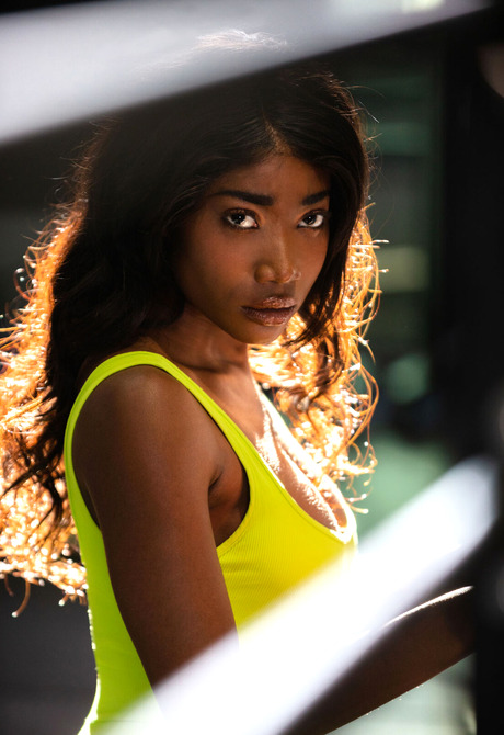 Fit ebony model Mimi Desuka getting naked in the gym - 5 of 16