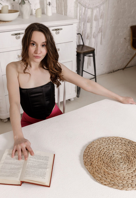 Mari Green in Novel Affair for Met-Art