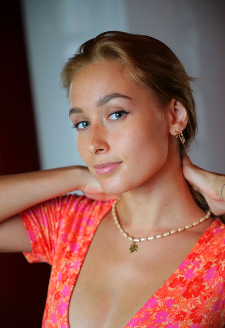 Tight blonde beauty Kelly Collins showing perfect naked body
