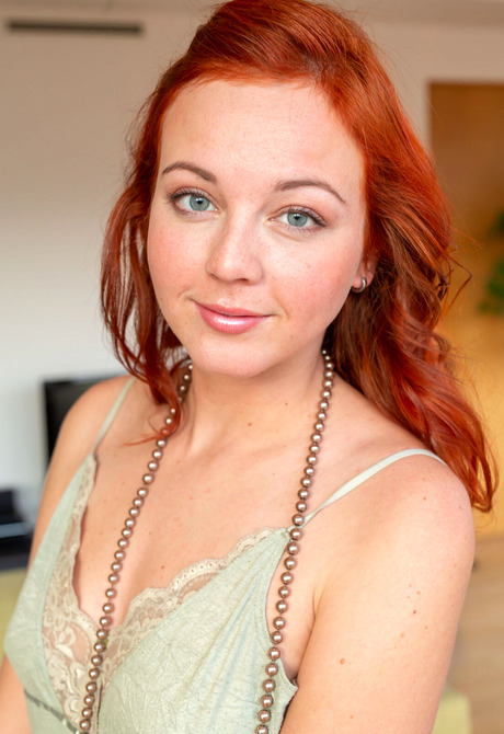 Glamorous redhead babe Elen Moore flaunting petite naked body - 4 of 16